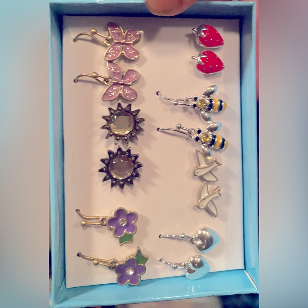 7 pairs of earrings
